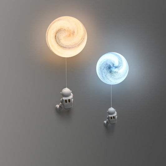 Hedendaagse Creatieve Orb Astronaut Iron Resin 1-Lichts Wandlamp Voor Slaapkamer