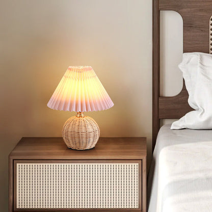 Moderne Scandinavische Rotan Stoffen Geplooide Conische Bol Led Tafellamp Voor Slaapkamer