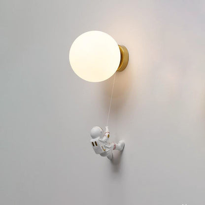 Hedendaagse Creatieve Orb Astronaut Iron Resin 1-Lichts Wandlamp Voor Slaapkamer