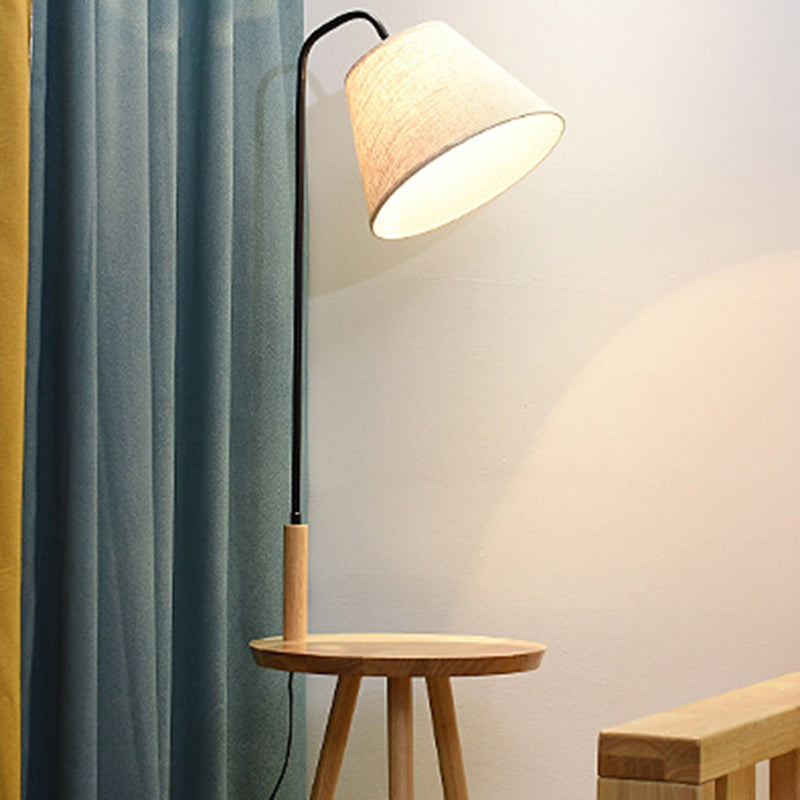 Moderne Scandinavische Ronde Driehoek Kegel Stof Ijzer Hout 1-lichts Staande Vloerlamp Voor Woonkamer