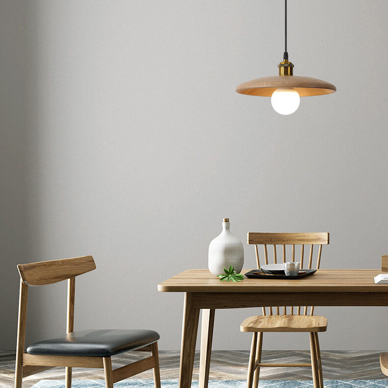 Minimalistische Houten Hanglamp Met Één Lamp In De Vorm Van Een Schotel