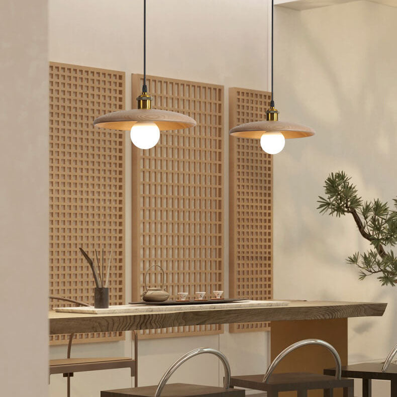 Minimalistische Houten Hanglamp Met Één Lamp In De Vorm Van Een Schotel